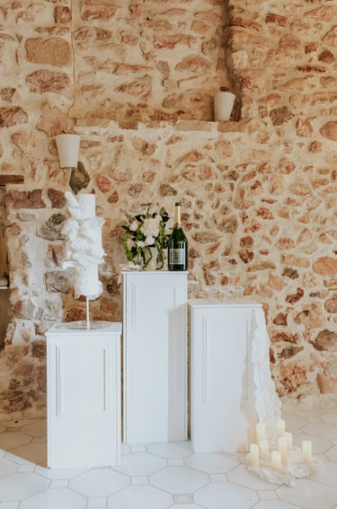 colonnes blanche décoration de mariage avec wedding cake et tour de champagne