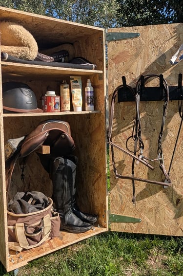 Armoire de sellerie Shet remplie avec étagères et roulettes