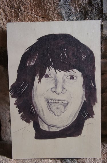 portrait femme qui tire la langue en noir et blanc imprimé sur bois