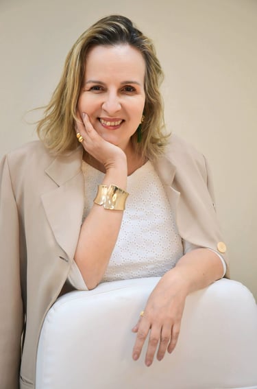 Sou a Dra. Cris Tavares CRM 63751-3, especialista em Dermatologia, Nutrologia e Acupuntura.