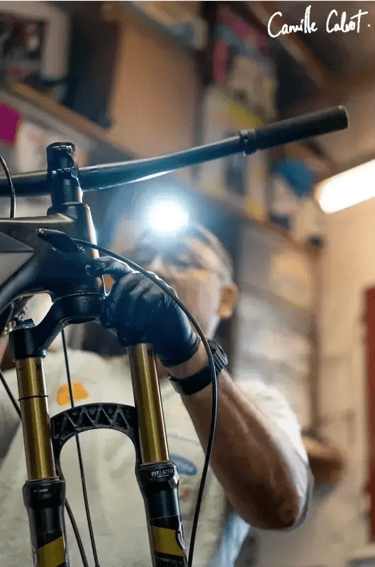 reportage photo gris plan portrait sur le réparateur de vélo