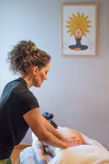 Massage du bas du dos par masseuse