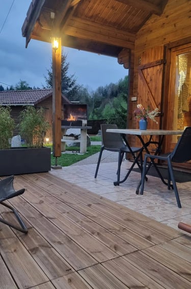 une terasse avec BBQ