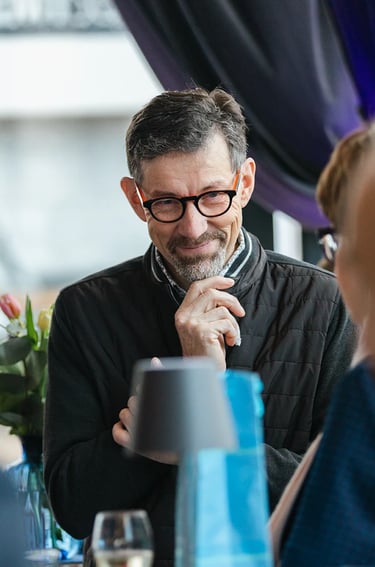 Portrait naturel d’un invité souriant lors d’un afterwork d’entreprise à Luxembourg au Den Dem Café.