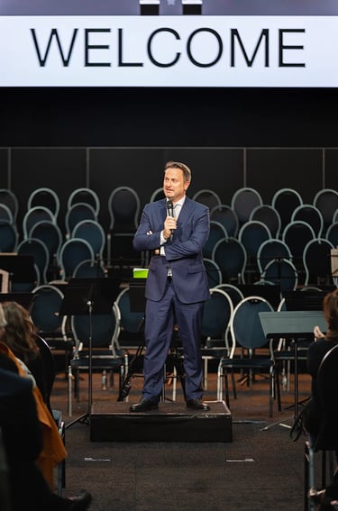 Xavier Bettel prononçant un discours lors d’un événement corporate au Luxembourg.