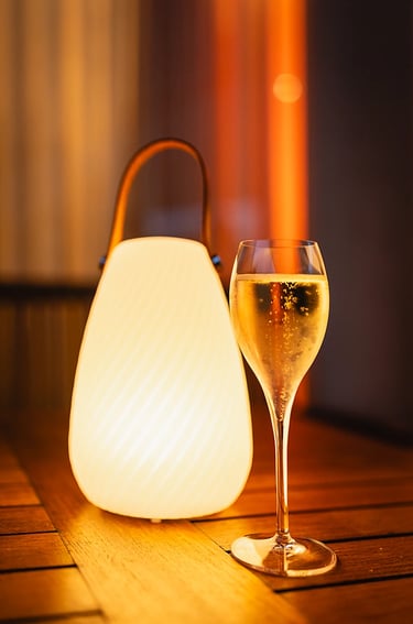 Détail d’un verre de champagne éclairé lors d’un événement en soirée à Luxembourg.