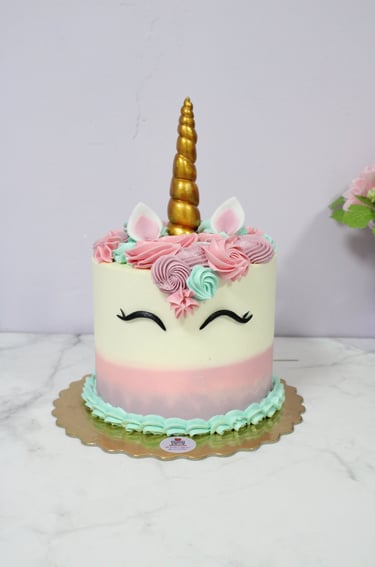 Tarta personalizada de unicornio con decoración delicada, elaborada para cumpleaños en Madrid