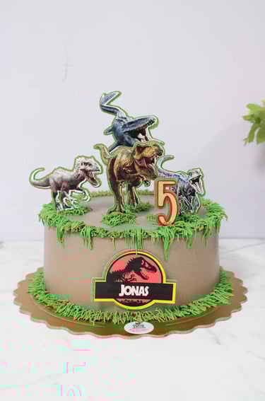 Tarta personalizada de dinosaurios, elaborada de forma artesanal para cumpleaños en Madrid