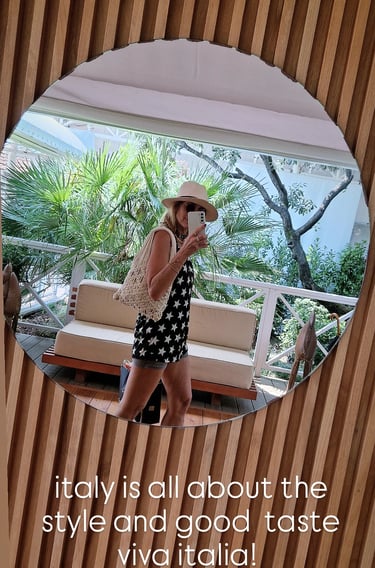 Mirror selfie of woman in star print outfit at Forte dei Marmi beach club.