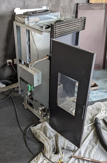 poêle à granulés en cours de nettoyage