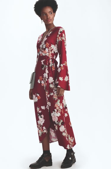 Vestido longo de estampa exclusiva em estilo oriental contemporâneo com peixes e flores