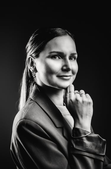 Portrait professionnel en noir et blanc réalisée dans un studio à Pau