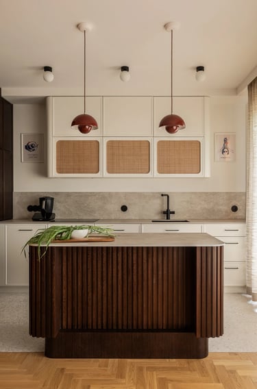 Sesja kuchenna: fronty z plecionką wiedeńską i bordowe lampy.