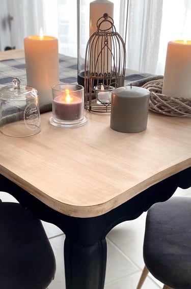 Table repeinte en noir, plateau entièrement poncé avec application d'un vernis transparent