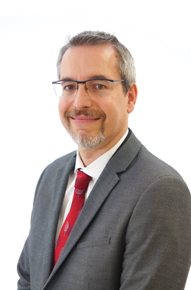 Portrait d'un élu sur fond blanc prise par un photographe sur Dijon