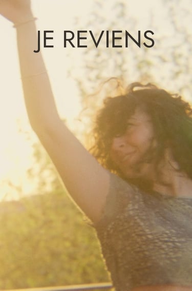 A smiling woman with curly hair raising her arm outdoors with Je Reviens text overlay.