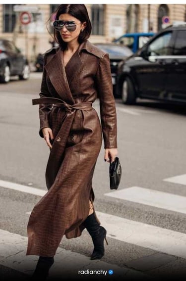LOOK ELEGANTE COM SOBRETUDO DE COURO 
