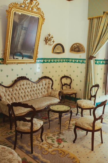 Interior de época con sillones y mesa en Andalucía