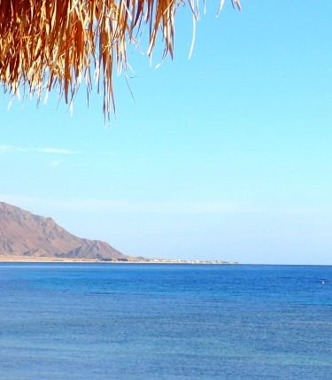 Vue du coucher de soleil sur la plage d'Égypte