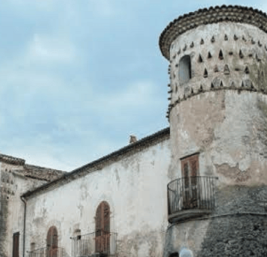 Torre cilindrica del Castello di Fornelli e facciata in pietra del borgo medievale