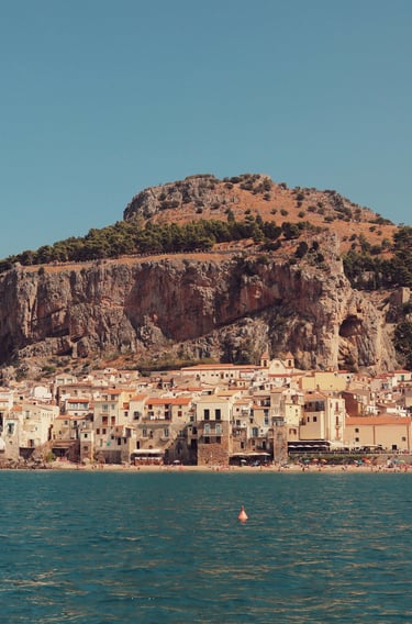 Vista di Cefalù con centro storico e Rocca sullo sfondo