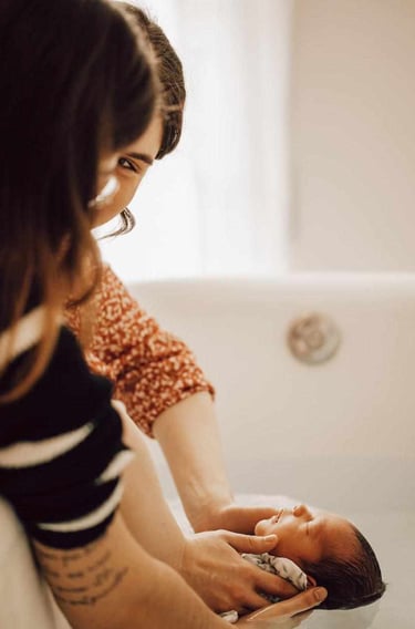 bain enveloppé avec mains et regards de maman