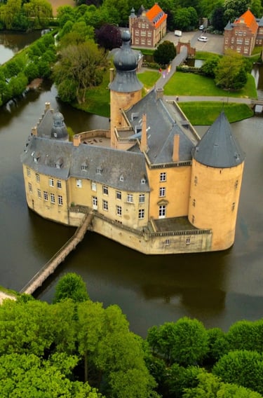 Vue du ciel d'un château, image de drone