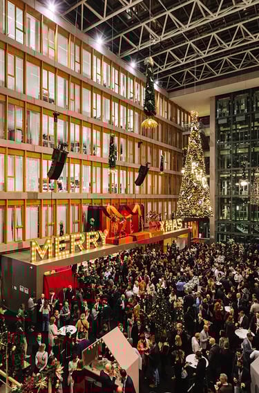 Soirée de Noël d'entreprise à Luxembourg avec animation festive et grande affluence.