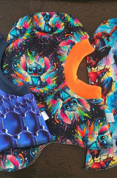 Trys spalvoti šalmukai