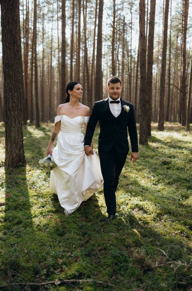 Nuotaka ir jaunikis eina mišku susikabinę už rankų