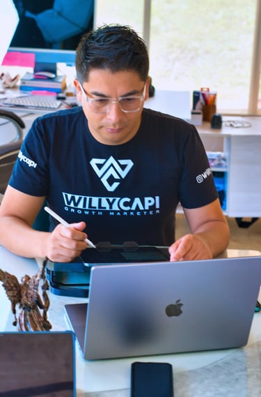 Equipo de marketing digital InnovayConecta trabajando campañas Ads