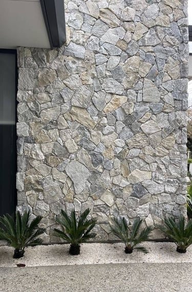 dış mekan taş duvar uygulaması ile güçlendirilmiş bahçe