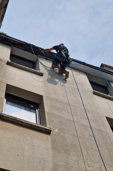 cordiste sur façade immeuble