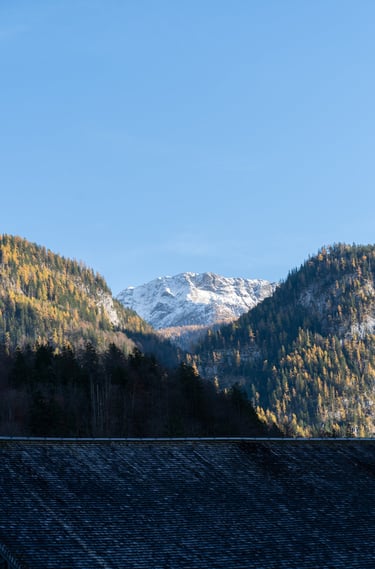 Vuorimaisema luonnossa kirkkaassa säässä