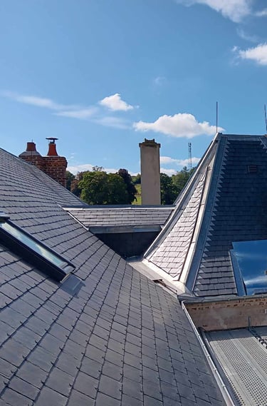toiture en ardoises naturelles et ornements en zinc