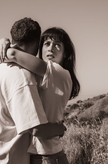 un couple s'entassant dans un champs a la Ciotat 