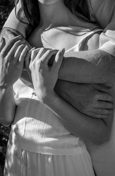 couple qui se tienne les mains 