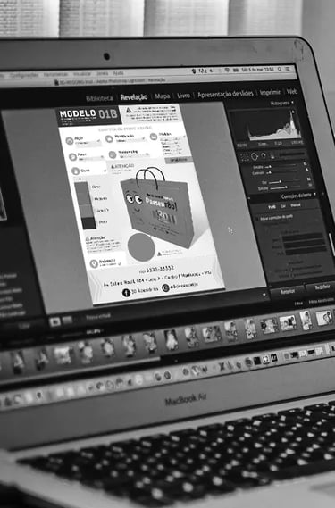 Um computador portátil sobre uma mesa, exibindo um protótipo de um saco de papel.