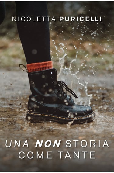 Un piede in un anfibio che sbatte in una pozzanghera sollevando l'acqua intorno