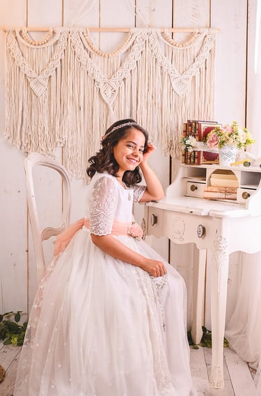 Sesión de comunión de niña en estudio de estilo romántico realizado en Almendralejo por Amélie Art.