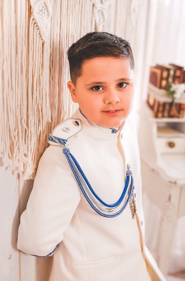 Reportaje de comunión de niño en estudio realizado por Amélie Art en Almendralejo