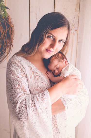 Sesión madre e hija en estudio con un estilo muy natural realizado en Almendralejo por Amélie Art.