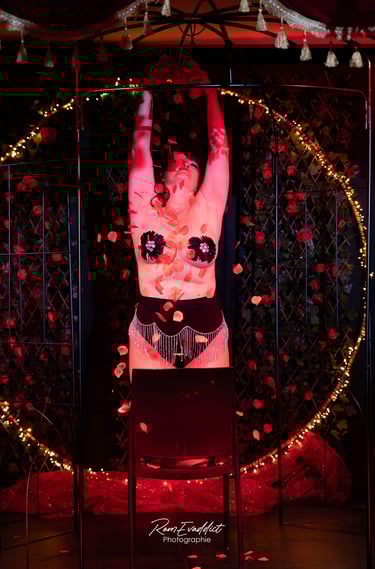Cabaret, cols plumes, paillettes, talons strass, danseuse, showgirl, public, éventails, burlesque