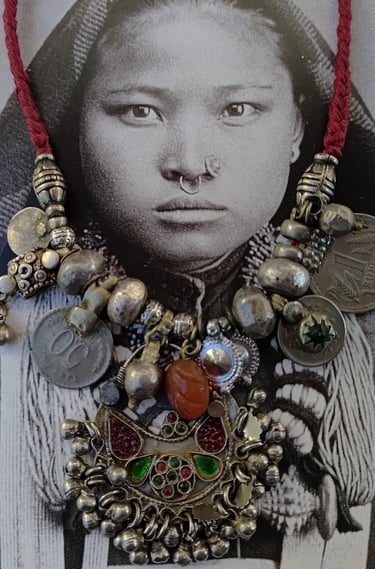 una preziosa collana tribale