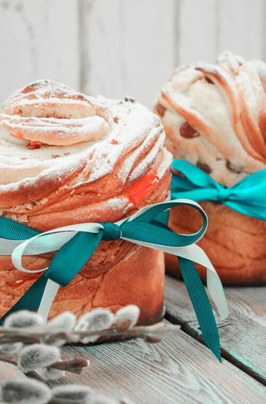 Dos bizcochos decorados con cintas de colores