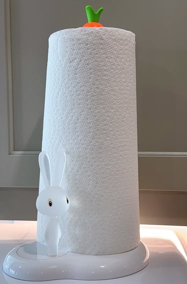 Cute white rabbit paper towel holder with a green carrot top stojak na ręcznik kuchenny króliki