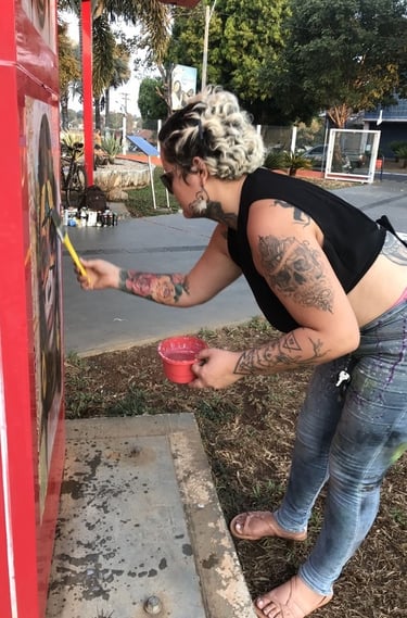 Amanda Amorim criando uma intervenção no Centro Cultural Barra do Garças