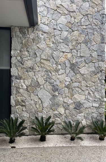 dış mekan taş duvar uygulaması ile güçlendirilmiş bahçe