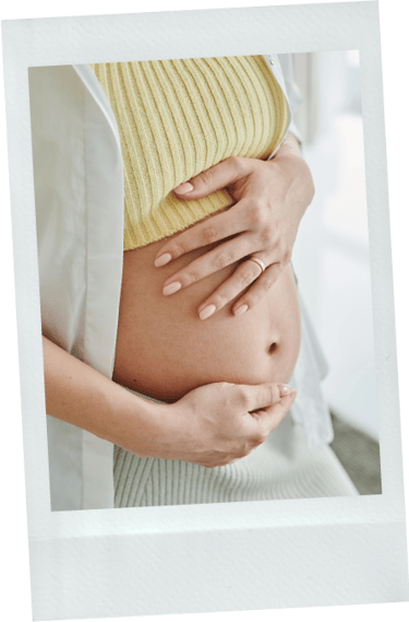 Polaroid van de buik van een zwangere vrouw