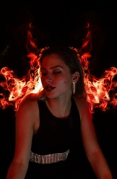 Actriz en sesión fotográfica con iluminación dramática roja y fondo oscuro, estilo cinematográfico